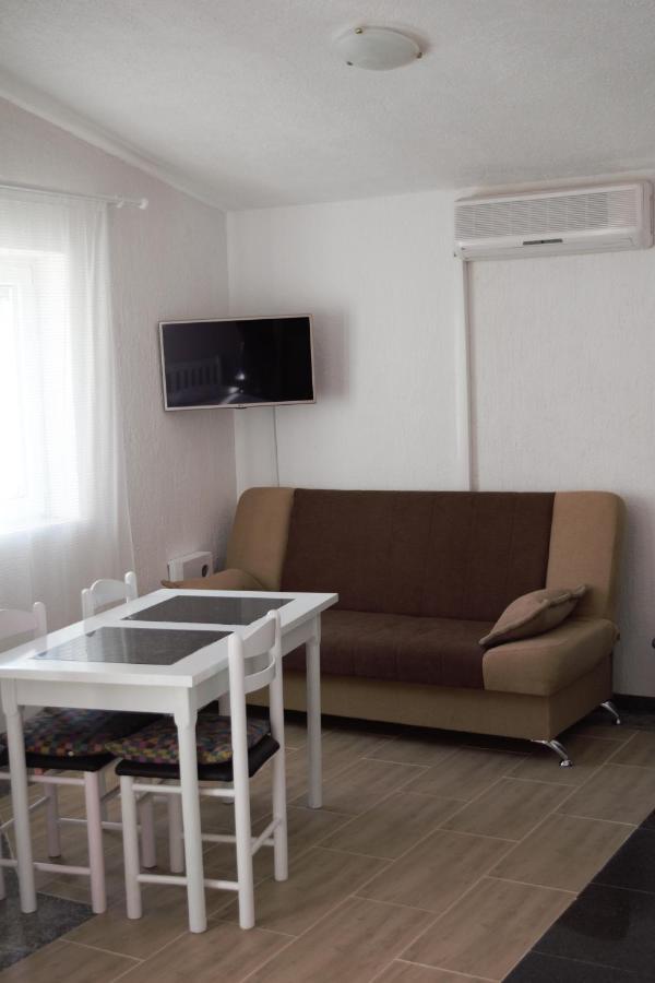Apartments Japuncic Karlobag Bagian luar foto